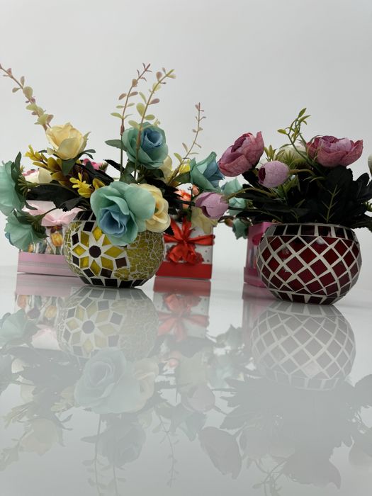 Цветы в вазочке