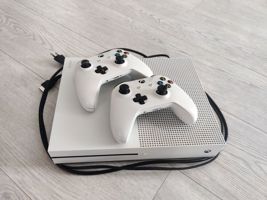 Xbox One S + 2 controllers +Minecraft +Fifa2815