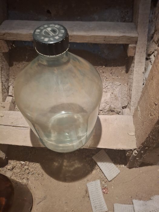 Бутелдер 20 литрлік сатылады. Продается бутели.