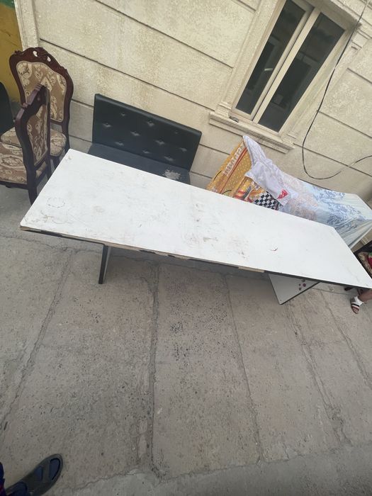 Большой белый, прочный стол
