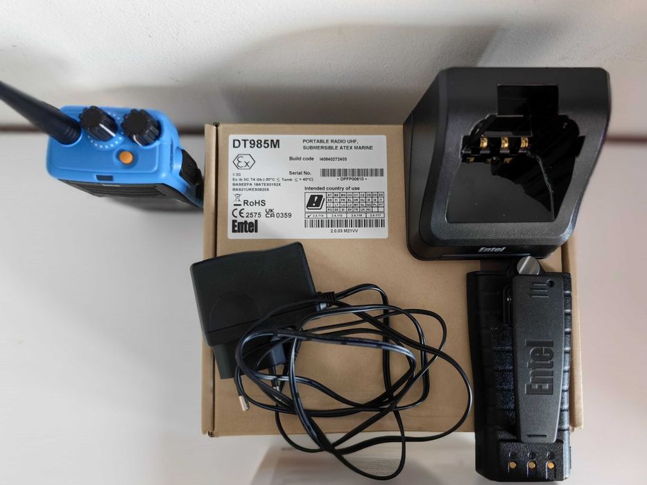 Stație radio UHF profesională Entel DT985M ATEX (antiexplozivă) & IP68 (submersibilă) – pachet complet + 2 baterii de rezervă