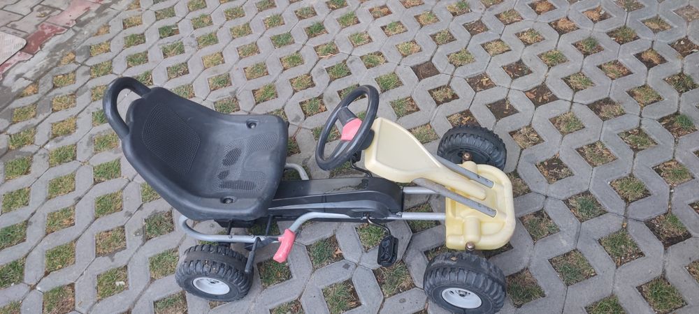 Кола с педали за малки деца