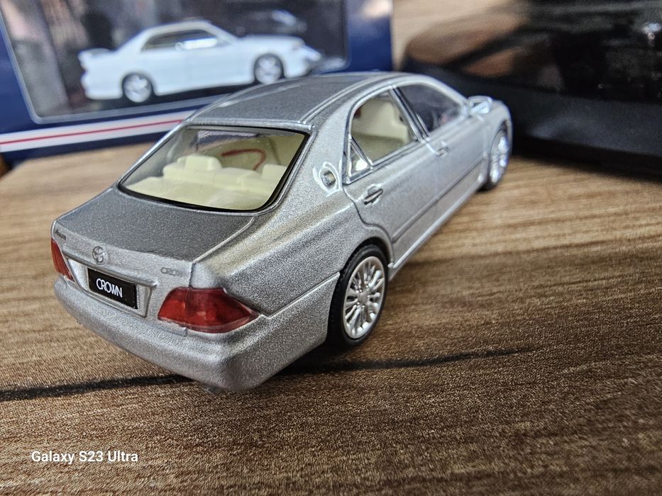 Модель 1/64 Toyota Crown 2007
