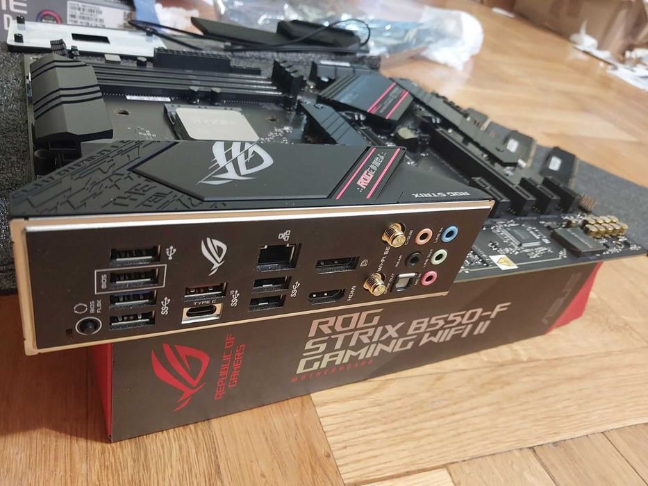 AMD Ryzen 7 5700X3D + Asus Rog StriX B550-F Gaming Wi-Fi II