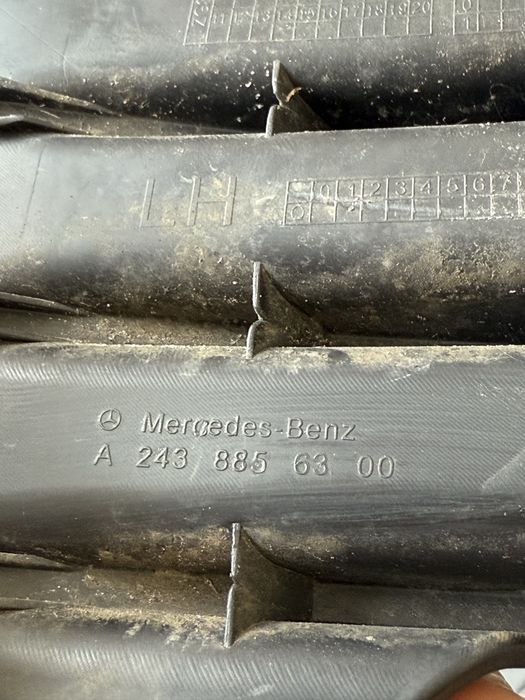 Grila bara fata stanga Mercedes EQB X243 A2438856300