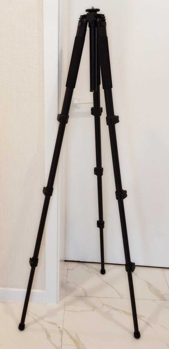 Професионален статив – здрав, стабилен, за тежки камери (като нов)