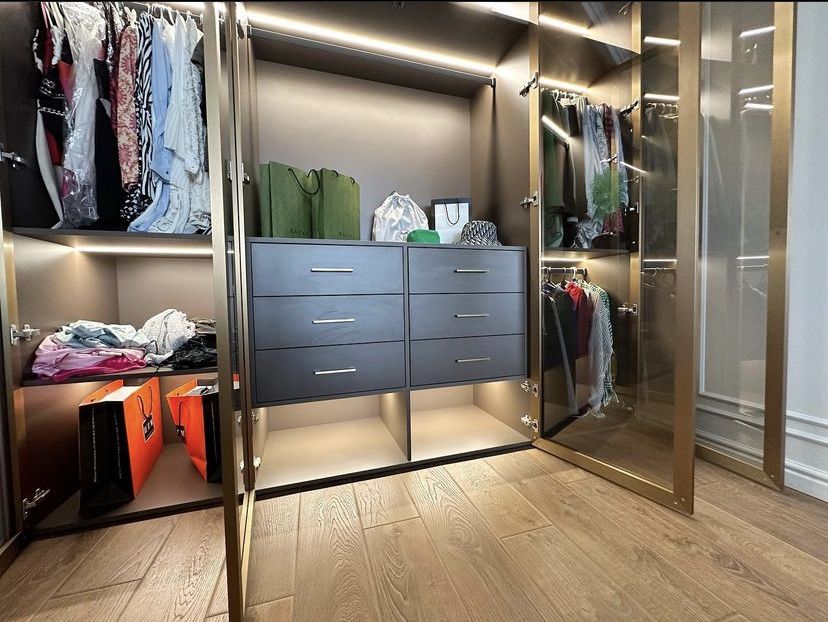 Современный шкаф в гардеробную