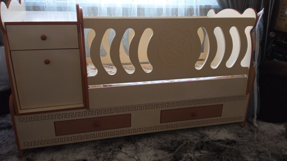 Срочно продам детскую кроватку .