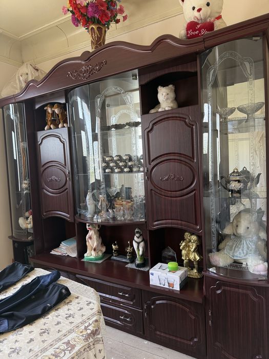 Стенка для гостинной в коричневом цвете нигде не сломано можете