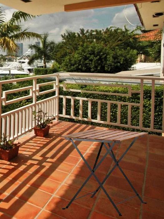 Маса и стол дърво и стомана тераса балкон лятна градина двор