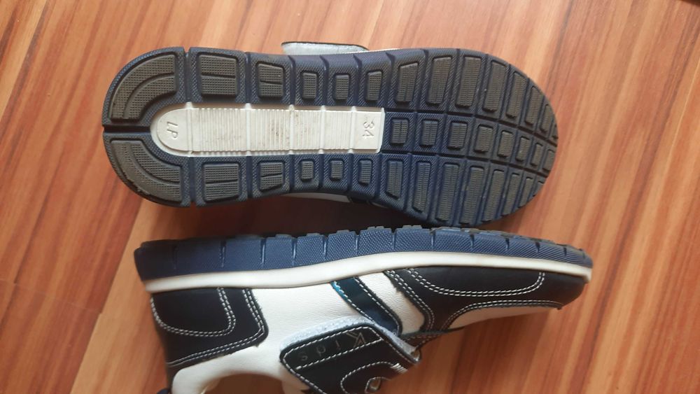 Детски кожени маратонки Кавалер, номер 34  – 40 лв.