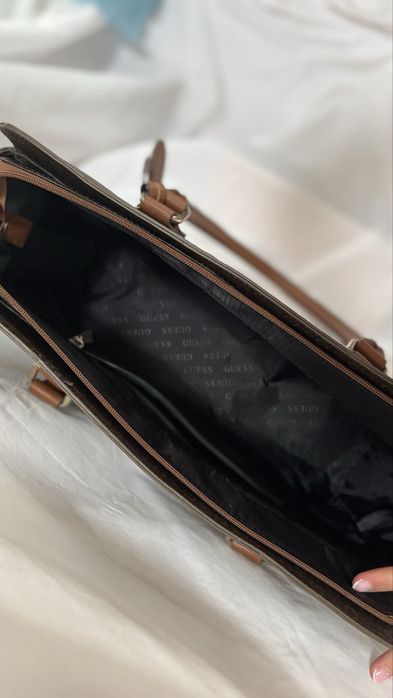 Geanta de umar Guess