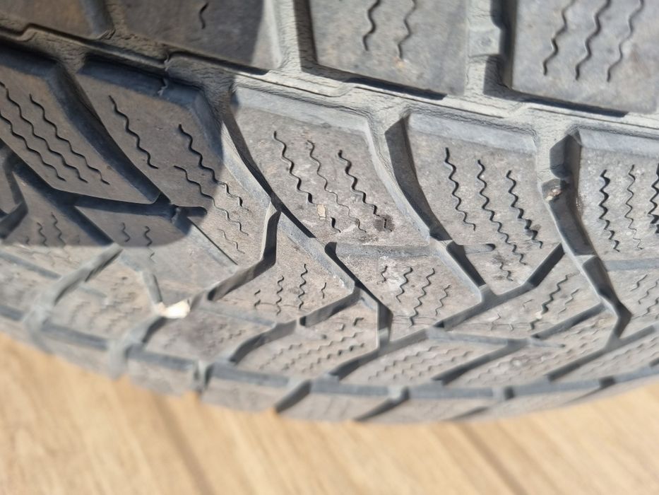 2 броя зимни Dunlop 205 60 16