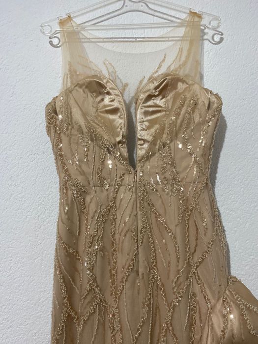 Продава се бална рокля