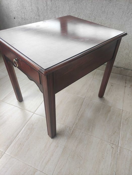 Малка масивна масичка