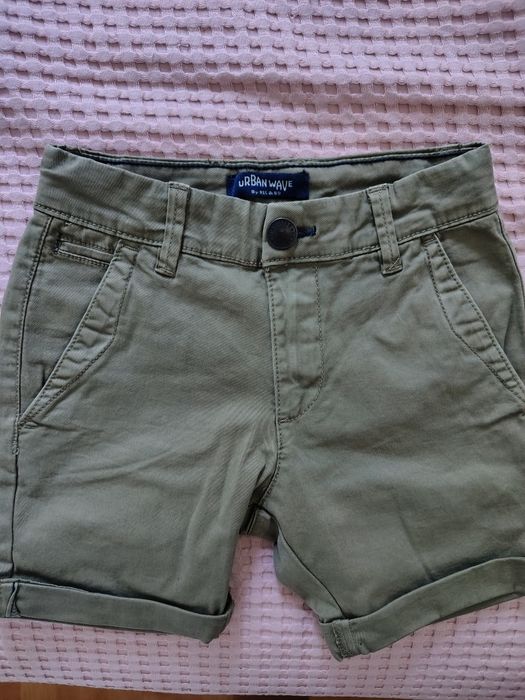 vand pantaloni scurti cu eticheta masura 104