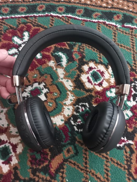 Bluetoothli naushnik 1 marta zaryatkaga qo‘yilgan 130 ming so‘m