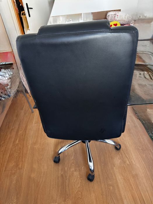 Офис стол – еко кожа, въртящ, удобен