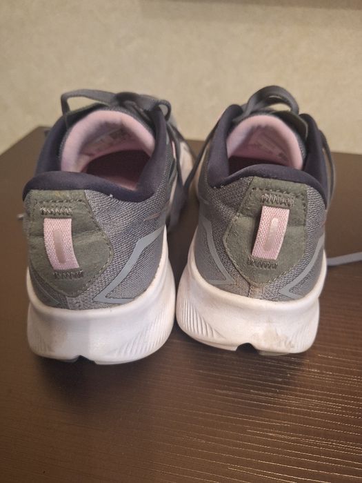 Беговые кроссовки  40 размер