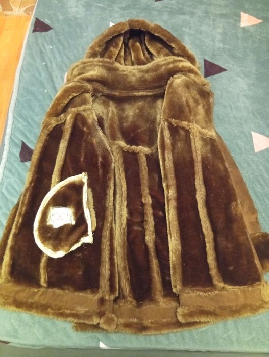 Cojoc  de dama imblanit si catifelat la exterior.