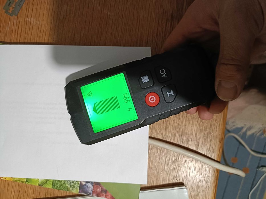 Detector de perete multifunctional