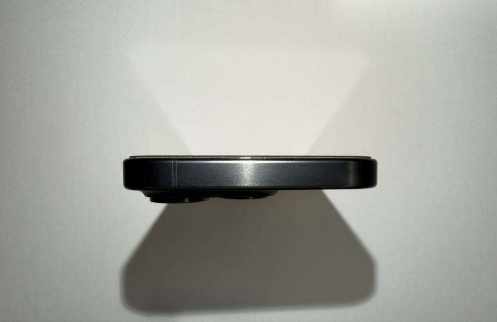 Продавам iPhone 15 Pro (128GB) Black Titanium