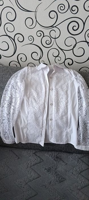 Продам школьную блузку.