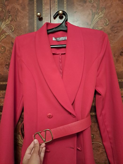 платье-пиджак красного цвета