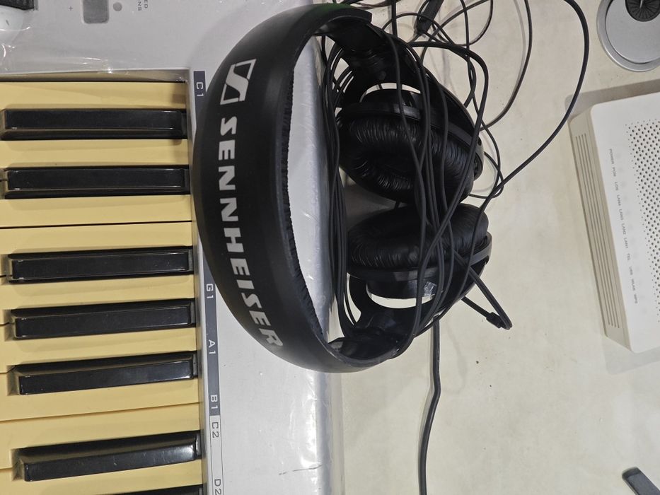 Studio jihozlari, krk 8, mikrofon, midi , naushnik,