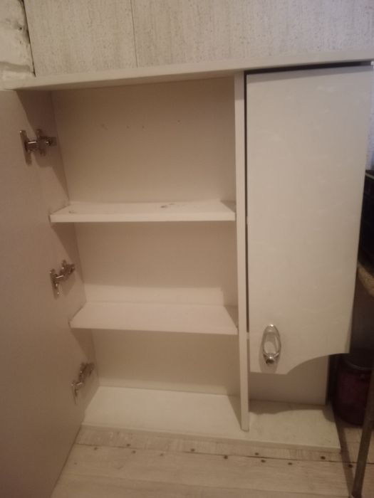 Шкаф с зеркалом для ванной.