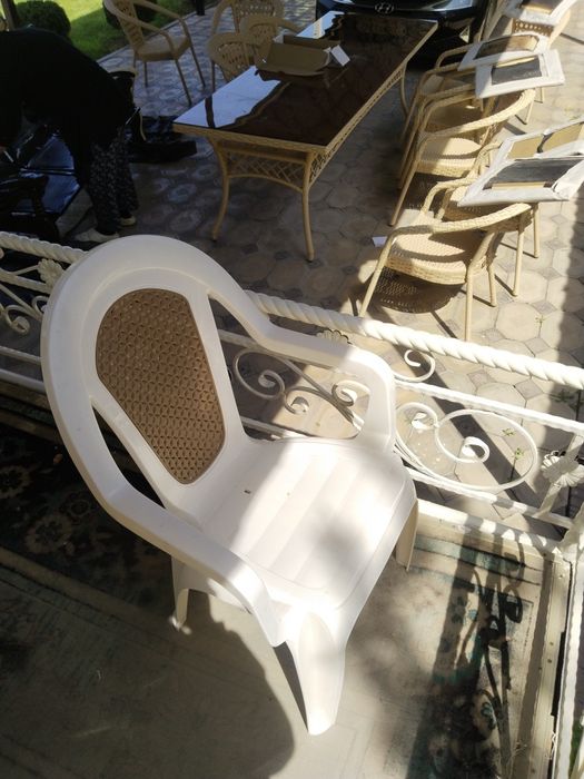 Пластиковые кресла .