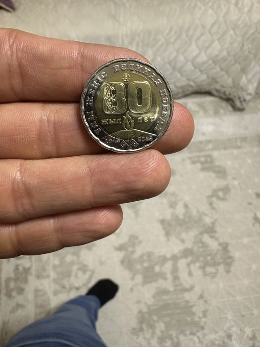 Продам монету 200