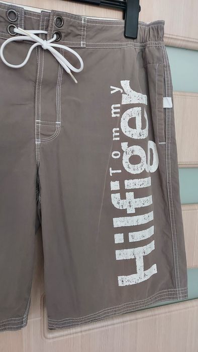 Vând pantaloni scurti Tomy Hilfiger