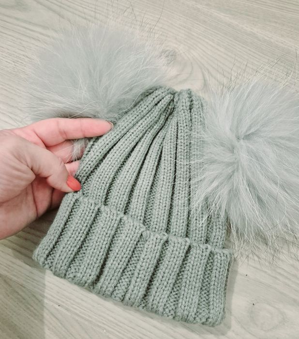 Caciulita fetite cu pompoane din blanita naturala