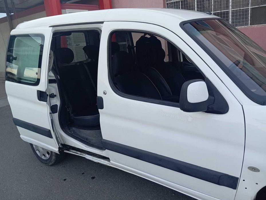 Vând Peugeot Partner 1,9 Diesel, an 2004, preț 6000 lei, ușor neg.
