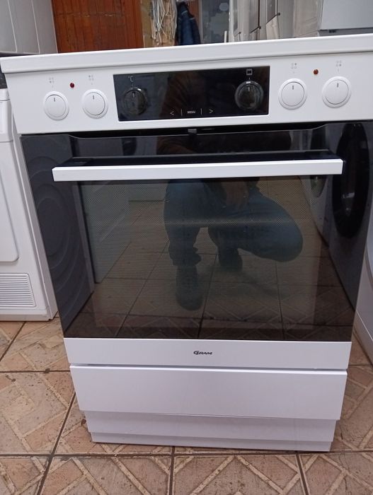 Като нова  печка с керамичен плот Gram с  2 години Гаранция!