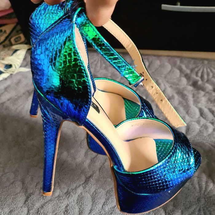 Сандали на висок ток