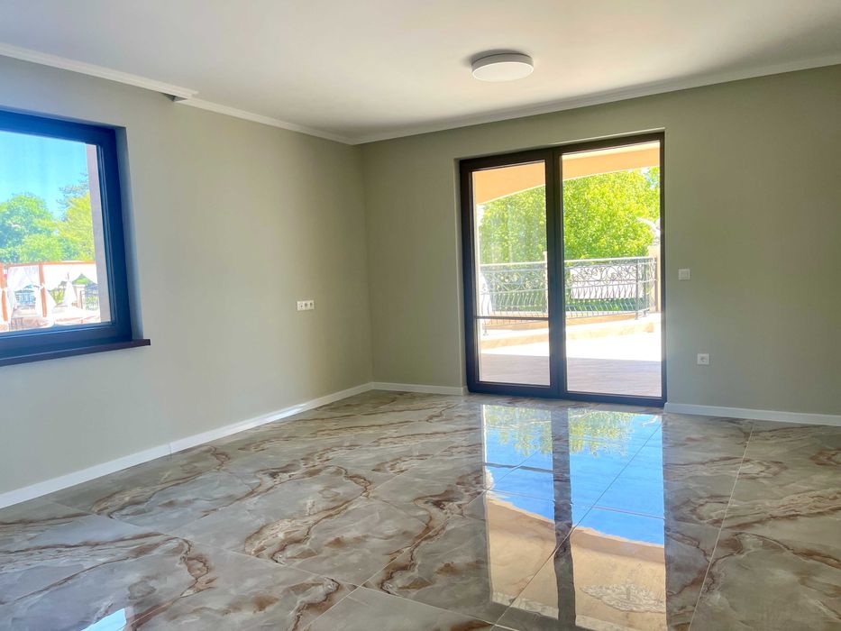 Продава се Тристаен апартамент в Несебър - 120 кв.м за 3075 €/кв.м - Снимка #2