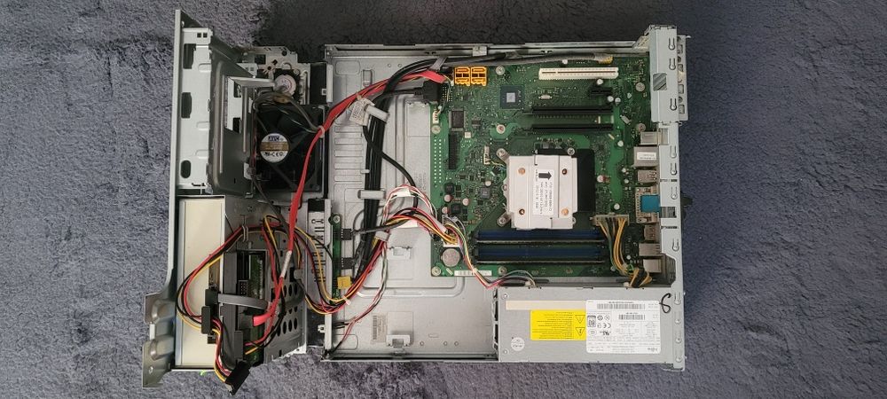 Vând 3 calculatoare