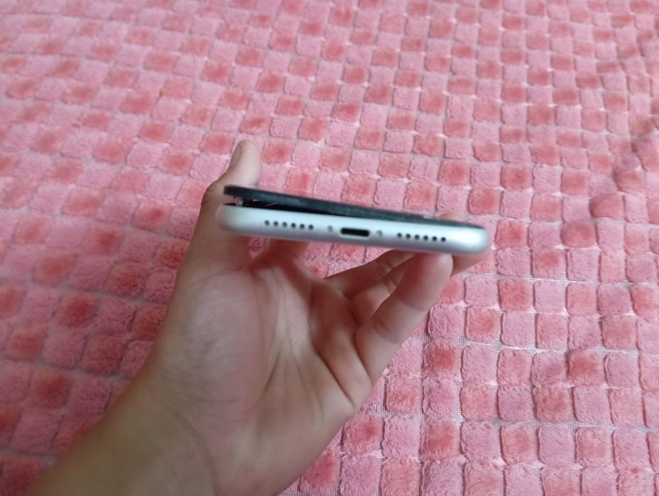 Vând iPhone 11 spart displeiul