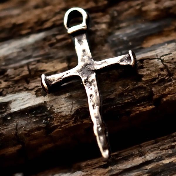Сребърен Рюстик Кръст от пирони – символ на вяра и сила