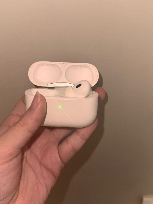 кейс + правый наушник Airpods pro2