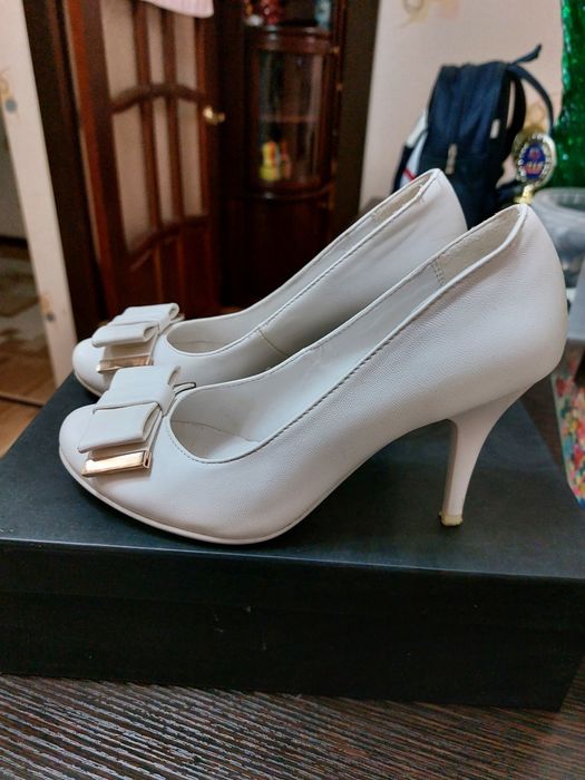 Продам белые туфли