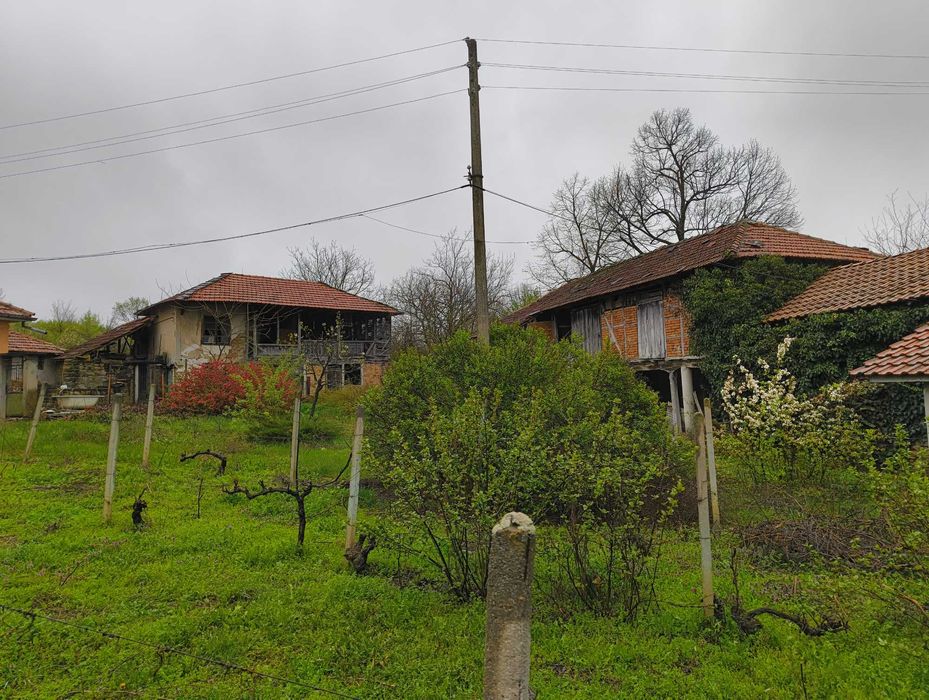 Продава се къща с голям двор и постройки в с. Ловнидол, общ. Севлиево!