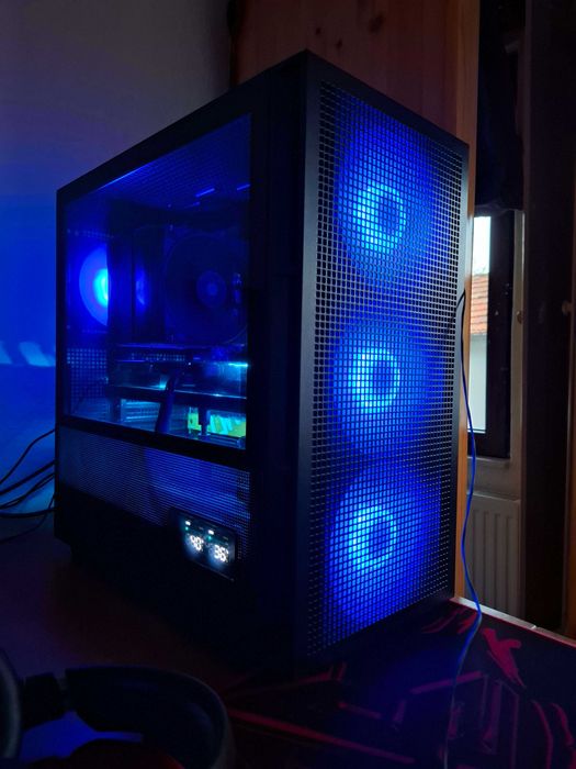 Гейминг компютър – Ryzen 7 7800X3D + RX 7800XT | С гаранция, Перфектен