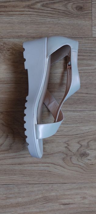 Продам босоножки