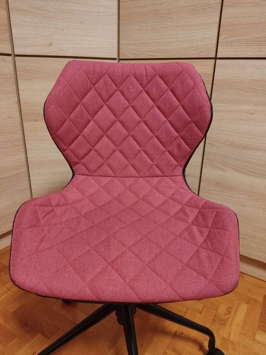 Атрактивен  стол с тапицерия