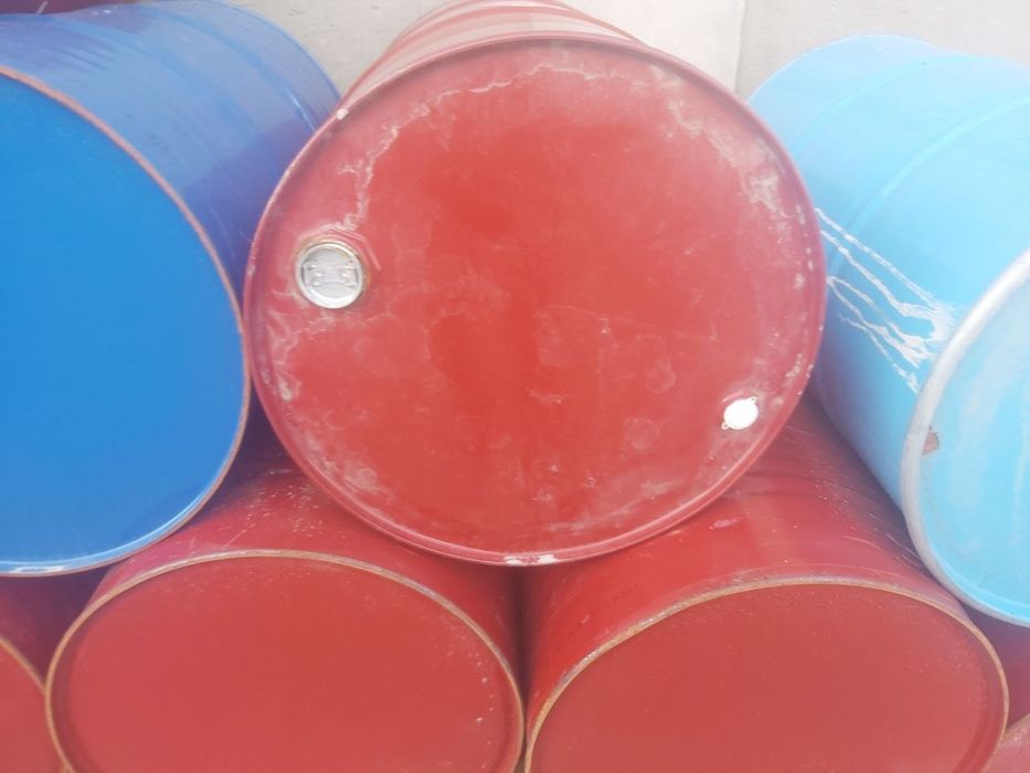 Бочки 200 литровые красные синие подберём любые цветы