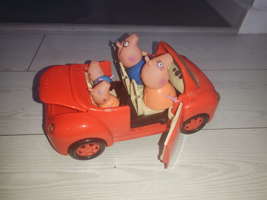 Семья Свинки Пеппы на автомобиле