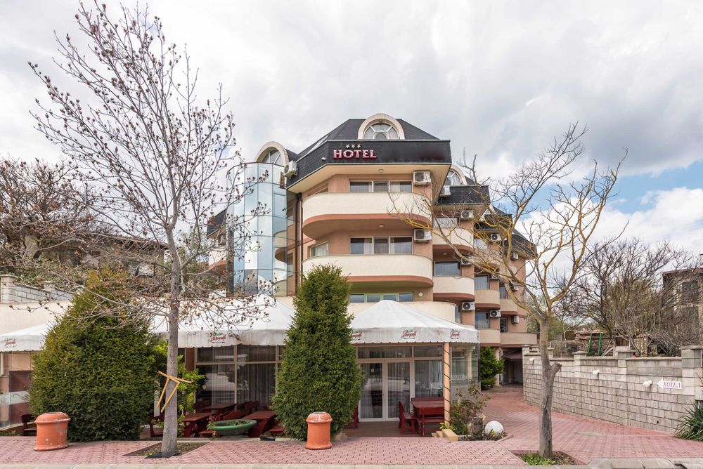 Продава се Хотел в Балчик - 2000 кв.м за 230 €/кв.м - Снимка #1